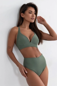 bodya khaki zielony dół stroju kąpielowego na modelce – bardzo wysoki stan, wycięty,  widok z przodu