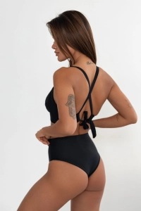 bodya czarna góra stroju kąpielowego na modelce - usztywniana, push-up, widok z tyłu