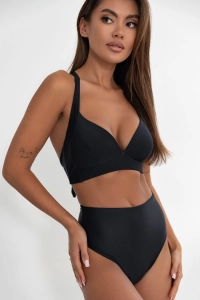 bodya czarna góra stroju kąpielowego na modelce - usztywniana, push-up, widok z przodu