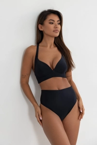 bodya czarna góra stroju kąpielowego na modelce - usztywniana, push-up, widok z przodu