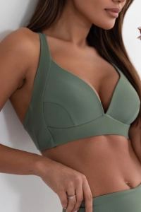bodya khaki zielona góra stroju kąpielowego na modelce - usztywniana, push-up, widok z przodu
