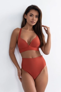 bodya ceglana góra stroju kąpielowego na modelce - usztywniana, push-up, widok z przodu