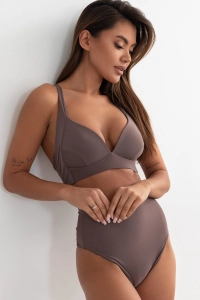 bodya fioletowa góra stroju kąpielowego na modelce - usztywniana, push-up, widok z przodu