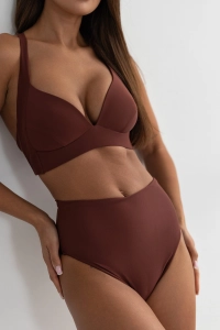 bodya brązowa góra stroju kąpielowego na modelce - usztywniana, push-up, widok z przodu