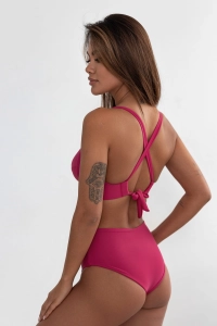 bodya różowa góra stroju kąpielowego na modelce - usztywniana, push-up, widok z tyłu