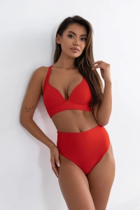 bodya czerwona góra stroju kąpielowego na modelce - usztywniana, push-up, widok z przodu
