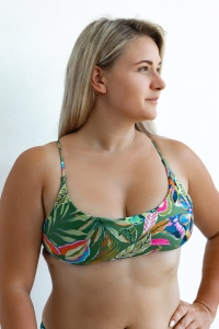 bodya dwustronna góra stroju kąpielowego na modelce – wiązana na plecach, zielony print, widok z przodu
