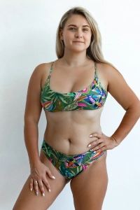 bodya dwustronny dół stroju kąpielowego na modelce – zielony print, brazylijski fason, wycięte, widok z przodu