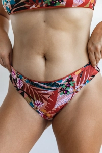 bodya dwustronny dół stroju kąpielowego na modelce – kolorowy print, brazylijski fason, wycięte, widok z przodu