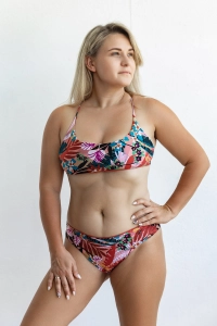 bodya dwustronny dół stroju kąpielowego na modelce – kolorowy print, brazylijski fason, wycięte, widok z przodu