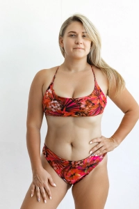 bodya dwustronna góra stroju kąpielowego na modelce – wiązana na plecach, różowy print, widok z przodu