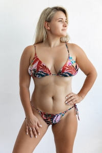 bodya dwustronny dół stroju kąpielowego na modelce - kolorowy print, wiązany, klasyczny, trójkątny, widok z przodu