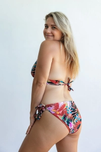 bodya dół stroju kąpielowego na modelce –  kolorowy print, wiązany, średni stan, widok z tyłu