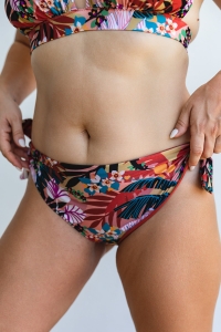 bodya dół stroju kąpielowego na modelce –  kolorowy print, wiązany, średni stan, widok z przodu