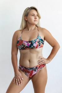bodya dwustronna góra stroju kąpielowego na modelce – wiązana na plecach, kolorowy print, widok z przodu