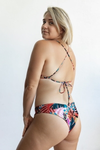 bodya dwustronna góra stroju kąpielowego na modelce – wiązana na plecach, kolorowy print, widok z tyłu