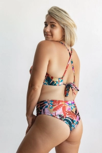 bodya góra stroju kąpielowego na modelce - kolorowy print, usztywniana, push-up, widok z tyłu