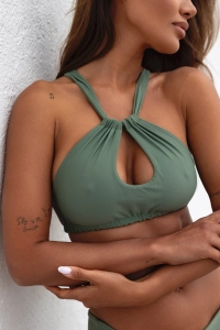 bodya khaki zielona góra stroju kąpielowego na modelce – wiązana na plecach, wycięta, widok z przodu