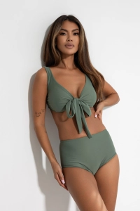 bodya khaki góra stroju kąpielowego na modelce – szerokie ramiączka, wiązana, widok z przodu