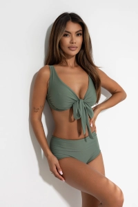 bodya khaki góra stroju kąpielowego na modelce – szerokie ramiączka, wiązana, widok z przodu