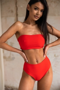 bodya czerwona góra stroju kąpielowego na modelce – fason opaski, bez ramiączek, widok z przodu