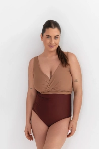 dół stroju kąpielowego na modelce bardzo wysoki stan przód brązowy