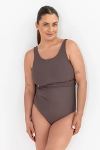 dół stroju kąpielowego na modelce bardzo wysoki stan przód