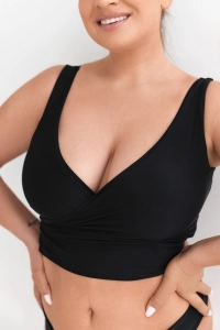 góra od stroju typu wrap zdjęcie na modelce kolor czarny