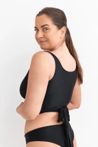 góra od stroju typu wrap zdjęcie na modelce kolor czarny