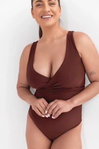 góra od stroju typu wrap zdjęcie na modelce kolor brązowy