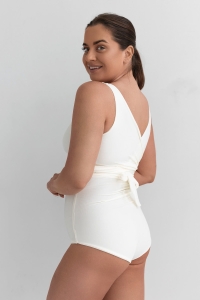 góra od stroju typu wrap zdjęcie na modelce kolor biały