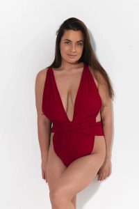 bodya malinowy strój jednoczęściowy na modelce - wiązany
