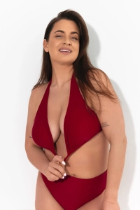 bodya malinowa góra stroju kąpielowego na modelce - usztywniana, wiązana, trójkątna