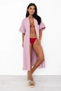 kimono-muslinowe-na-plaze-roz.webp