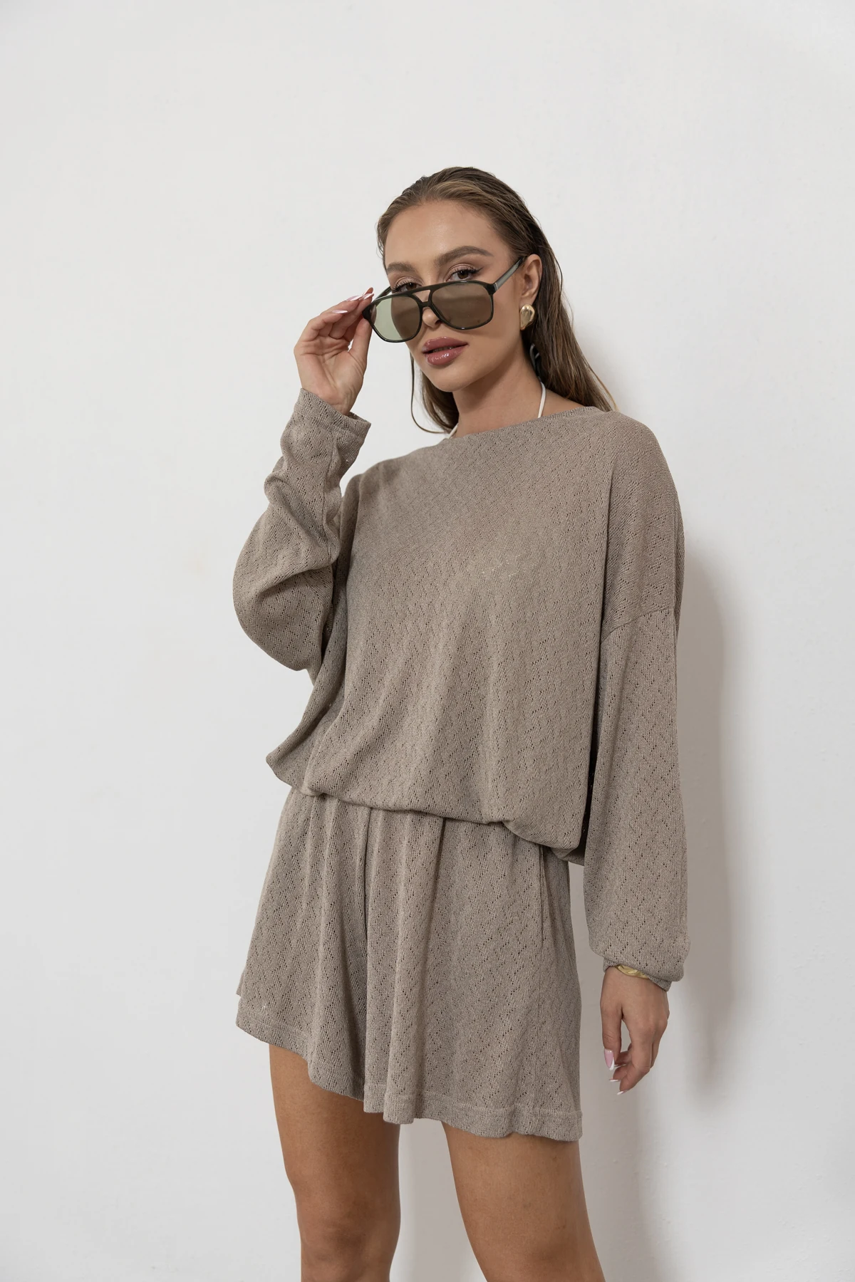 Nomada Cappuccino bluzka oversize ze ściągaczem ażurowa dzianina jodełka kolor chłodny beż