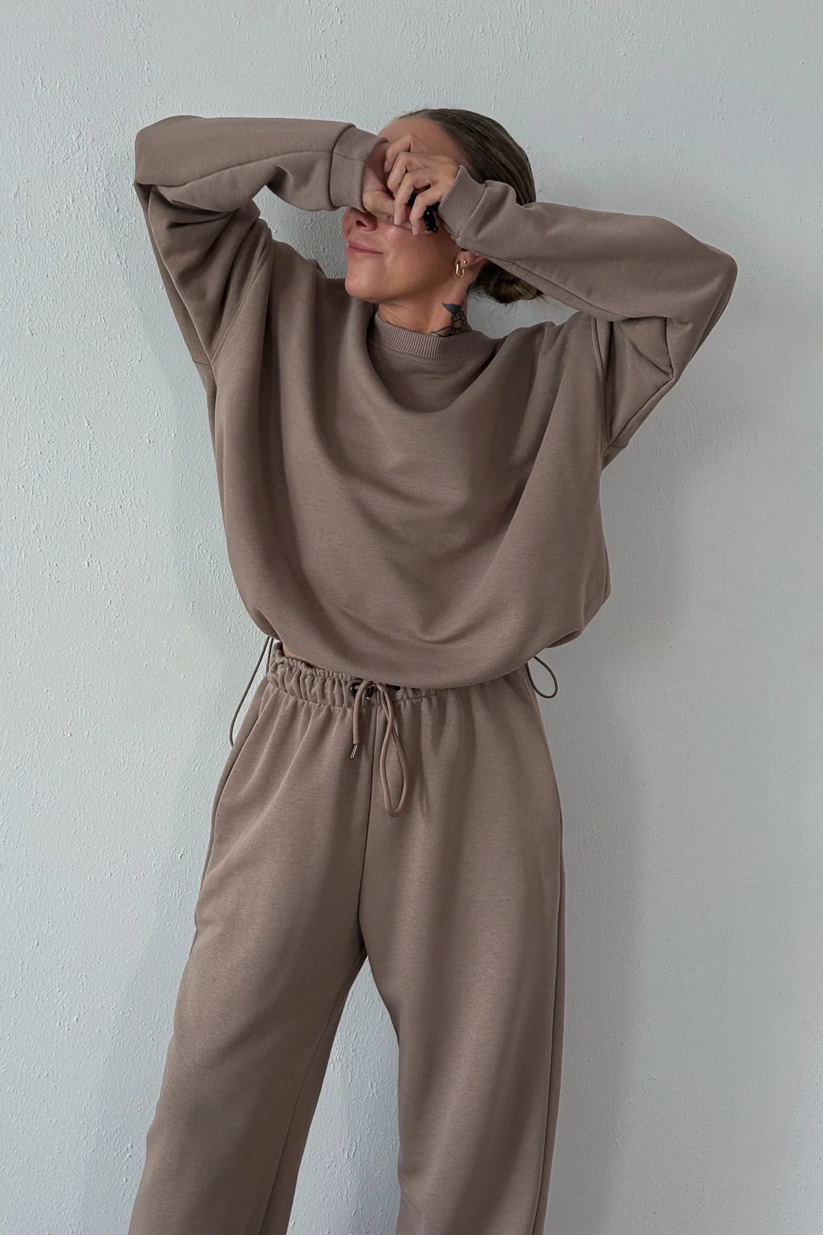 Nomada bluza dresowa oversize z regulowanym dołem ciemny beż