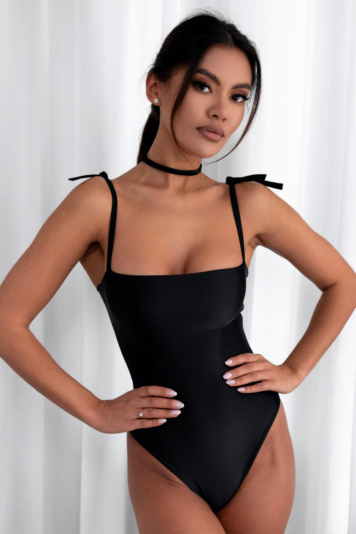 Ballerina Nero - jednoczęściowy strój kąpielowy modelujący wiązany czarny 